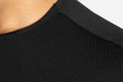 Brooks Men's Atmosphere Short Sleeve - Black (211317001) 7 Brooks Men's Atmosphere Short Sleeve - Black (211317001) -HOKA SHOP 211317 001 D1 Atmosphere Short Sleeve